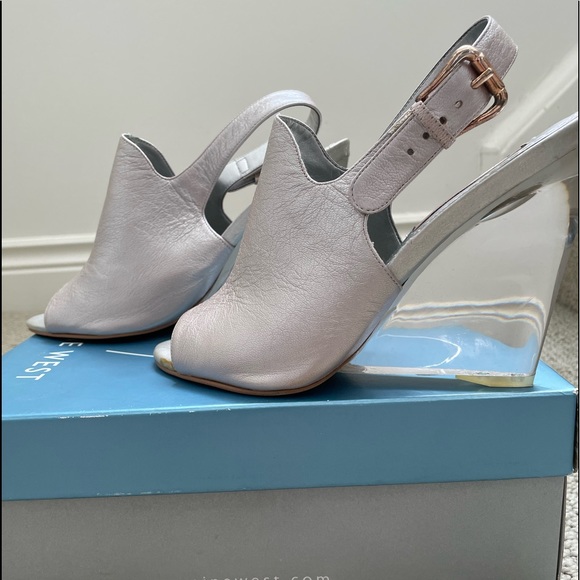 NINE WEST SILVER TOBAGO TRANSLUCENT WEDGE. SIZE 7.5 - Picture 3 of 11